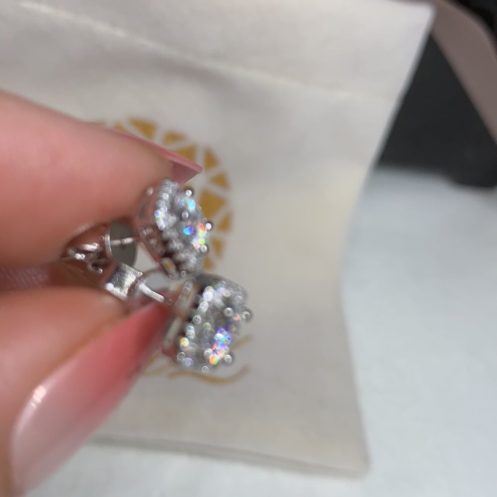 Square halo round brilliant diamond earrings - Picture 8 of 12